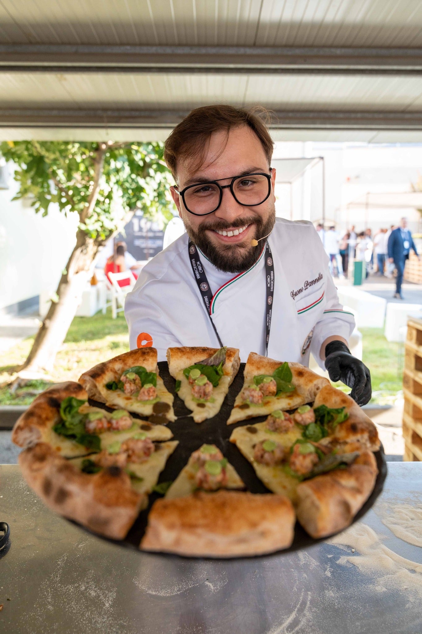 Chef presenting gourmet pizza made with Dallagiovanna flour